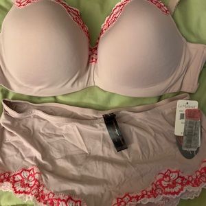 Le Mystere molded smooth cup bra and cheeky panty